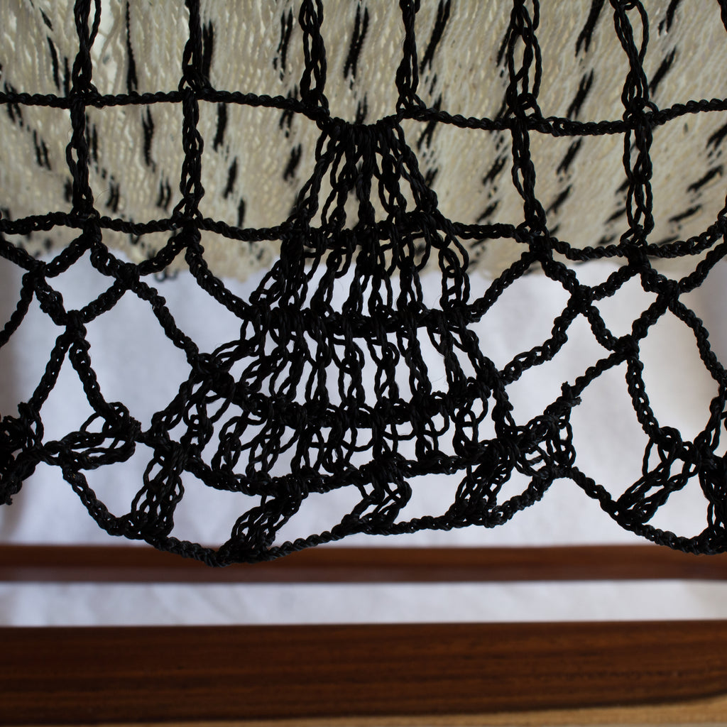 Silla Mecedora con Ganchillo Blanco-Negro