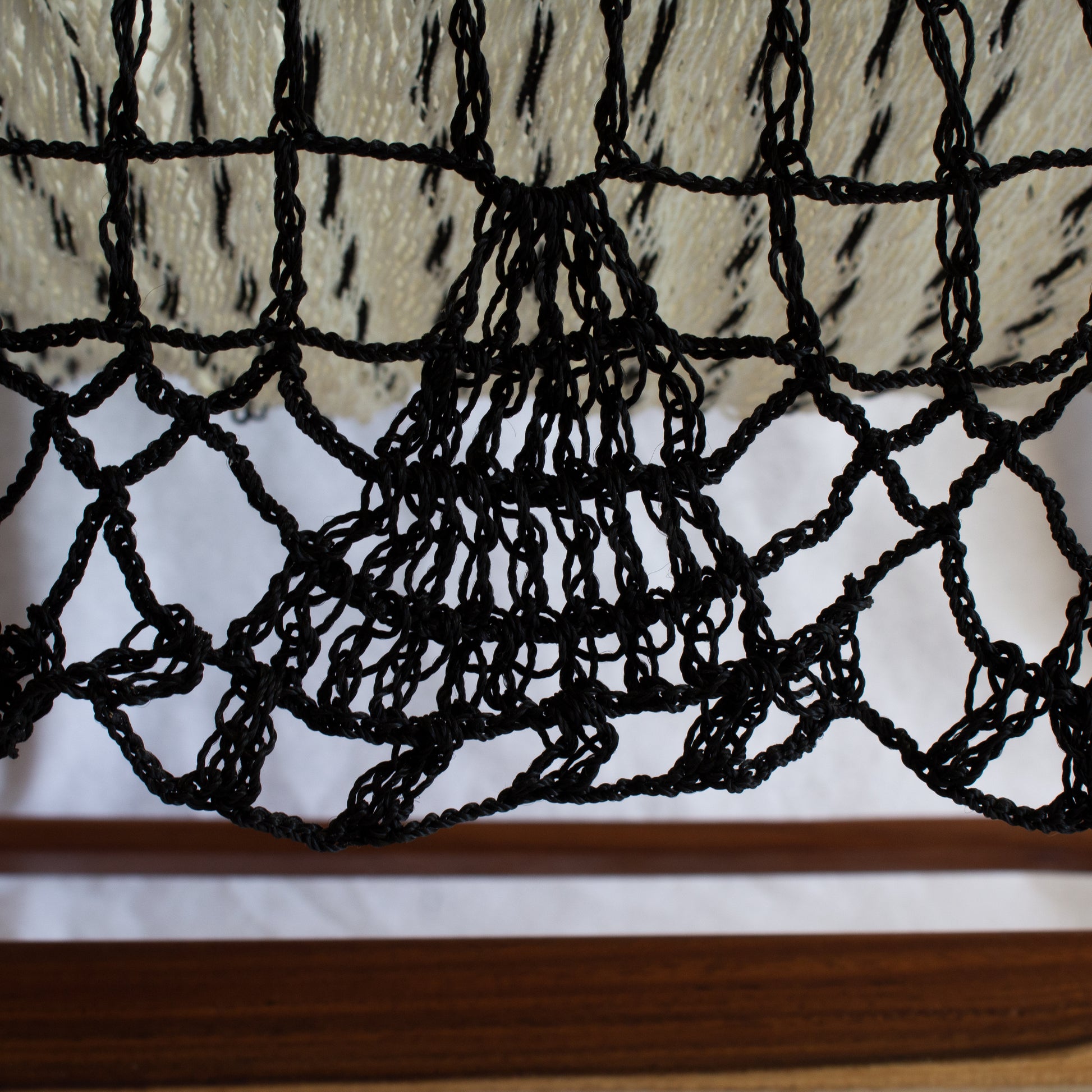 Silla Mecedora con Ganchillo Blanco-Negro