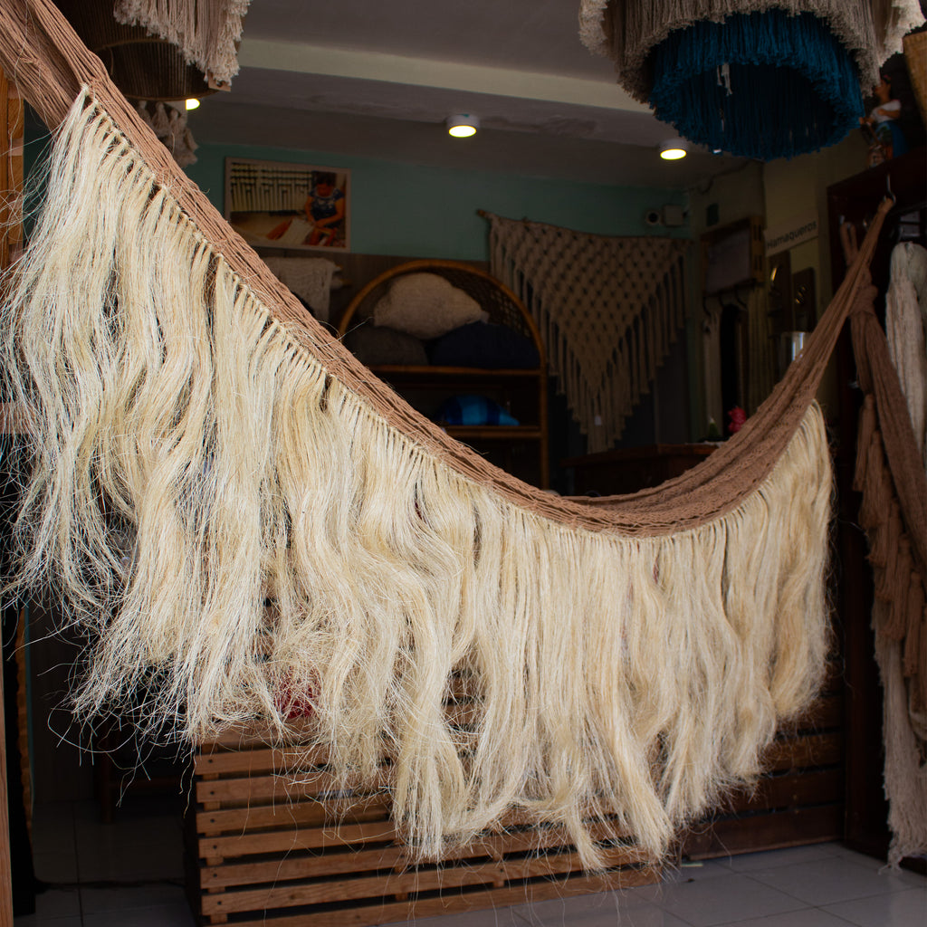 Hamaca Decorativa Camel con Flecos de Henequén