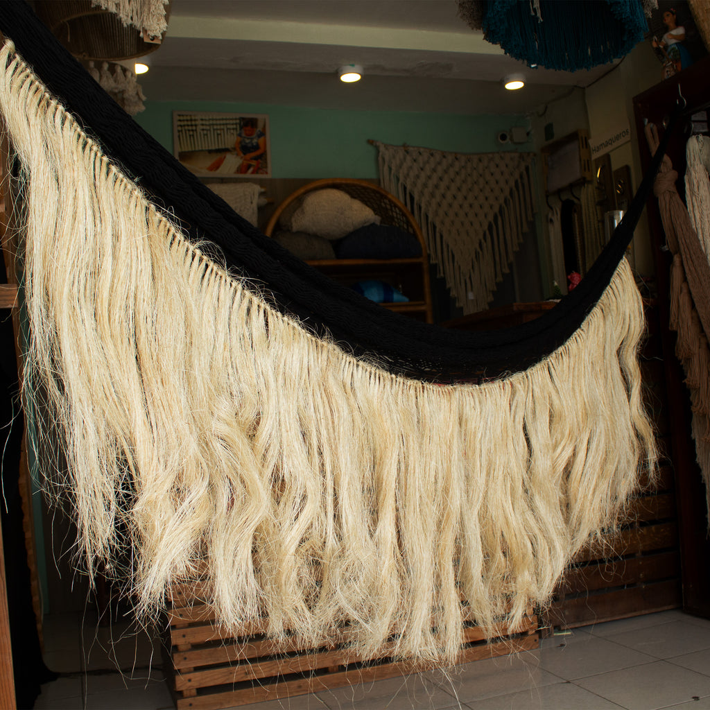 Hamaca Decorativa Negra con Flecos de Henequén