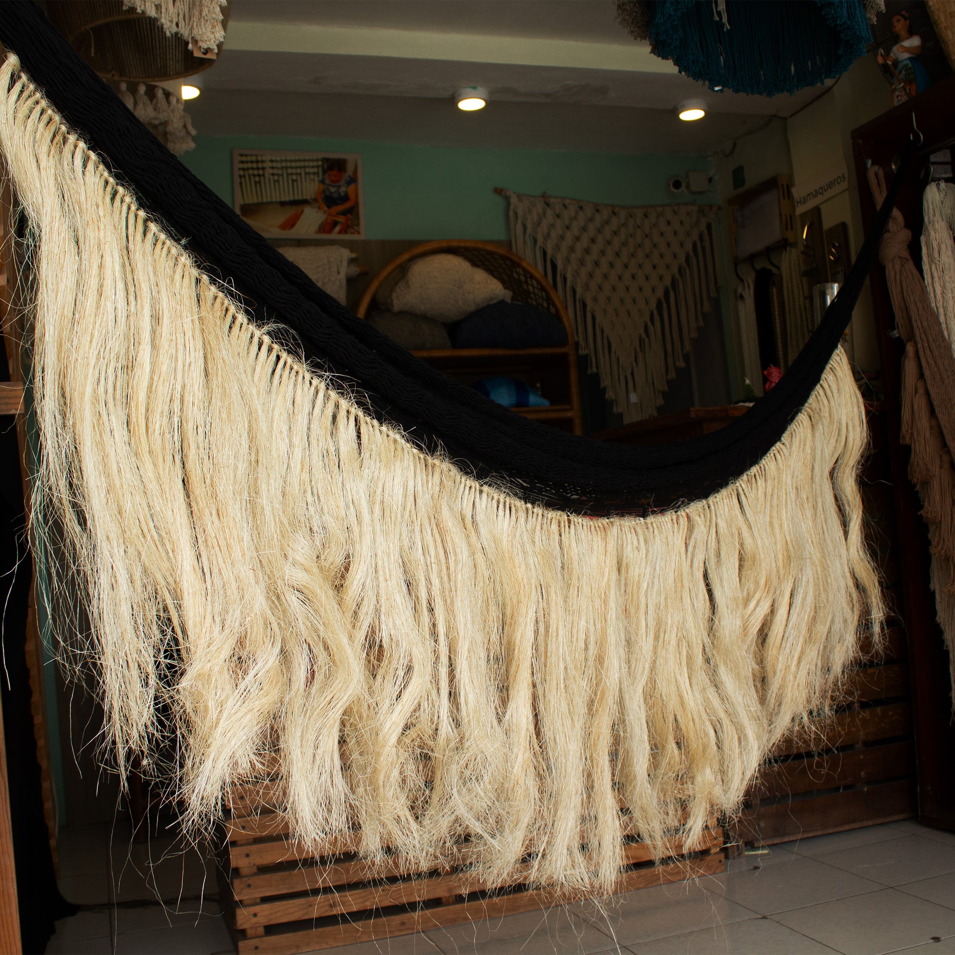 Hamaca Decorativa Negra con Flecos de Henequén