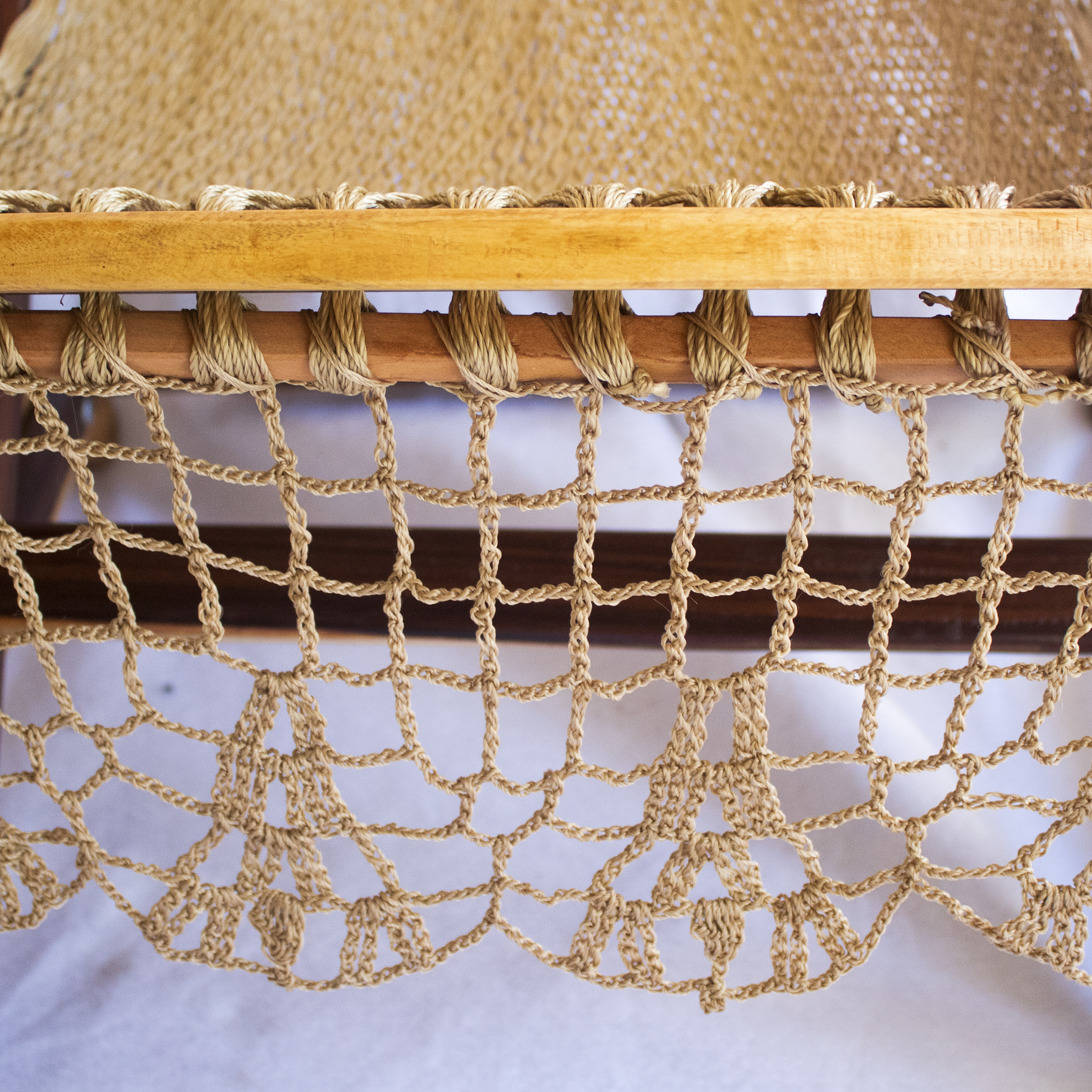 Silla Mecedora con Ganchillo Bronce