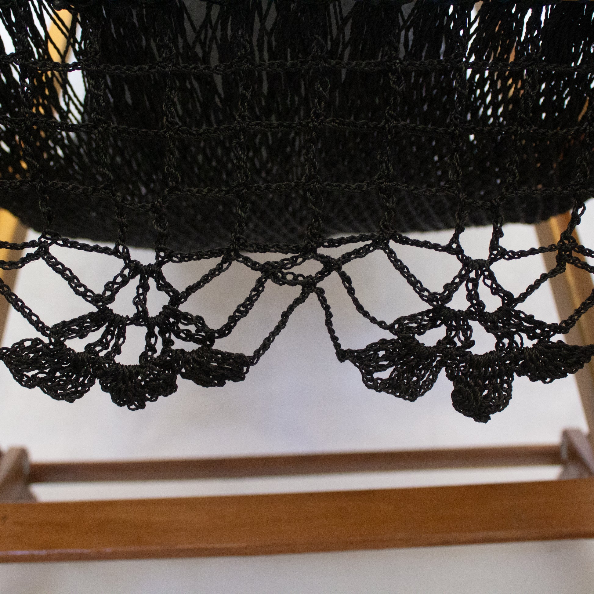 Silla Mecedora con Ganchillo Negro