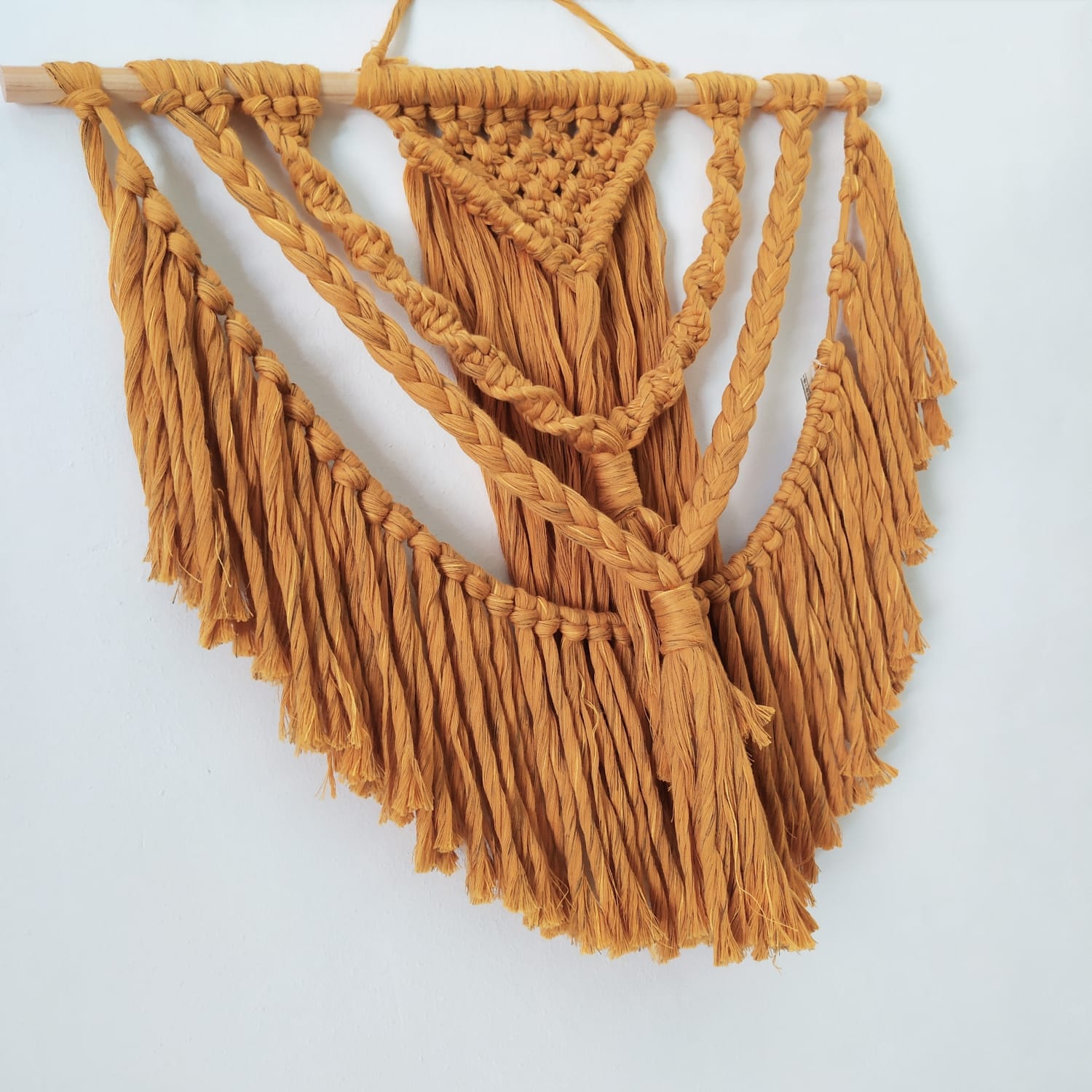 Tapiz de macramé mostaza